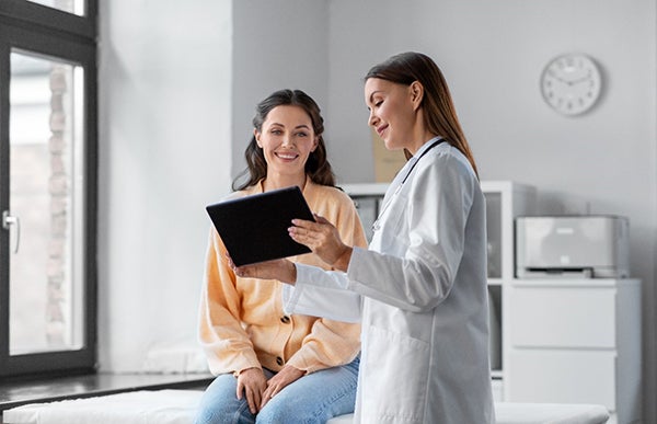Image of a consultation with a doctor and patient in a medical office.